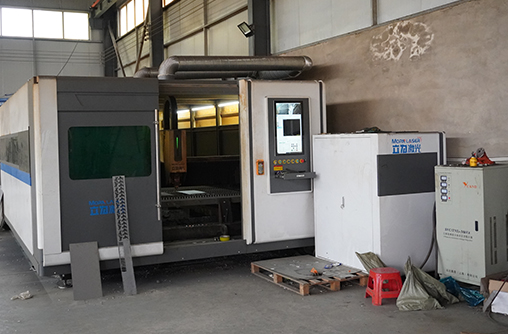 A fiber laser cutting machine on the shop floor at the Nanpi factory